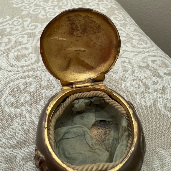 Antique Rogers Art Nouveau Butterfly Design Gilded
Bronze Hinged Trinket Box 858 - Picture 7 of 12